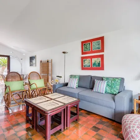 Amplio Chalet En Con Jardin Y Vista Al Mar شاليه *